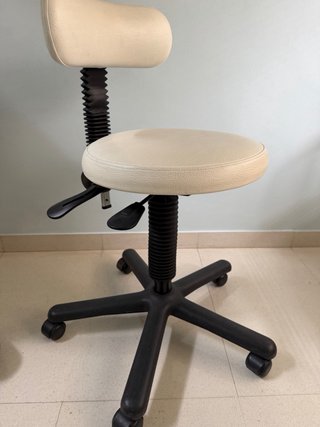 Silla de estetica con respaldo y ruedas