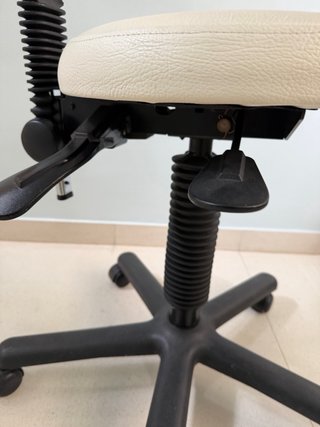 Silla de estetica con respaldo y ruedas