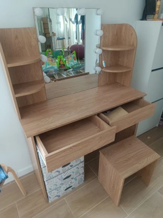 Tocador de madera con espejo y luces
