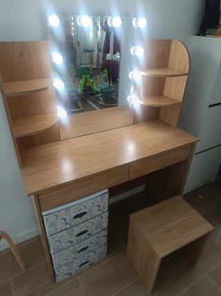 Tocador de madera con espejo y luces