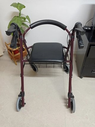 Andador con asiento y cesta.