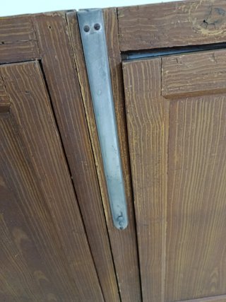Ventana antigua madera con portones