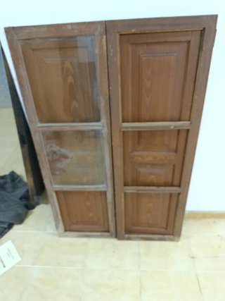 Ventana antigua madera con portones