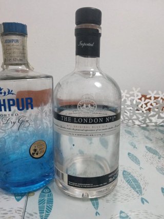 Bottiglie vuote di liquore e gin