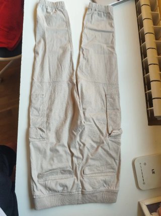 Pantalón cargo beige