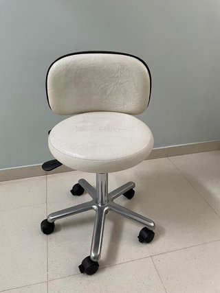 Silla de estética con ruedas