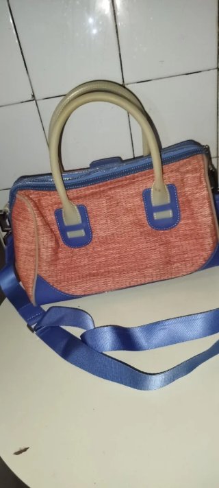 Bolso naranja y azul