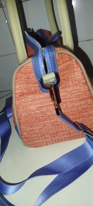 Bolso naranja y azul