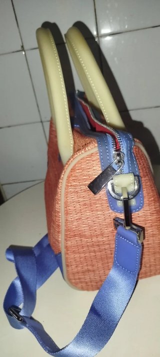 Bolso naranja y azul