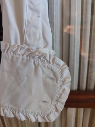 Camisa blanca con jaretas