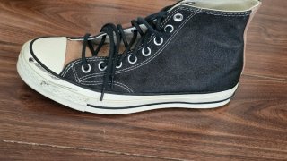 Zapatillas Converse Negras y Doradas
