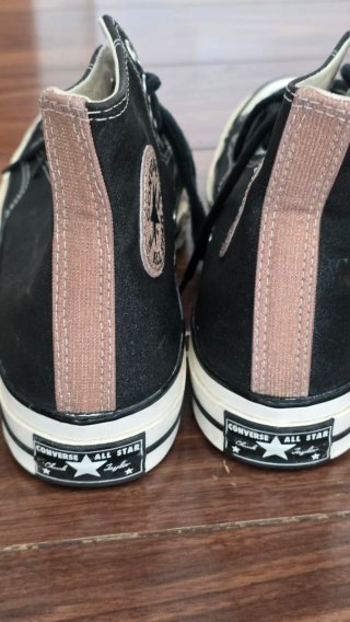 Zapatillas Converse Negras y Doradas