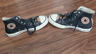 Zapatillas Converse Negras y Doradas