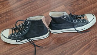 Zapatillas Converse Negras y Doradas