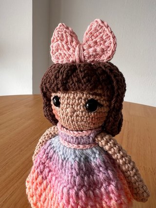 Muñeca tejida a mano con vestido degradado