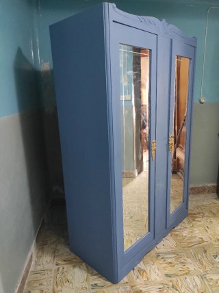 Armario antiguo azul con puertas de espejo