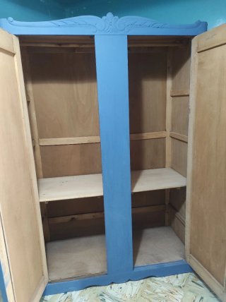 Armario antiguo azul con puertas de espejo
