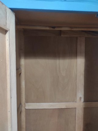 Armario antiguo azul con puertas de espejo