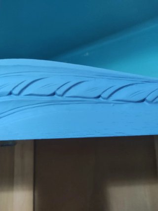 Armario antiguo azul con puertas de espejo