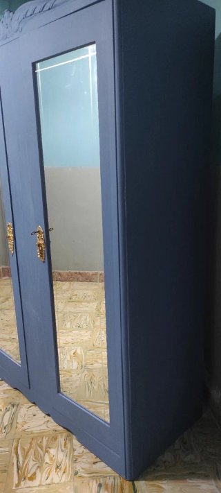 Armario antiguo azul con puertas de espejo