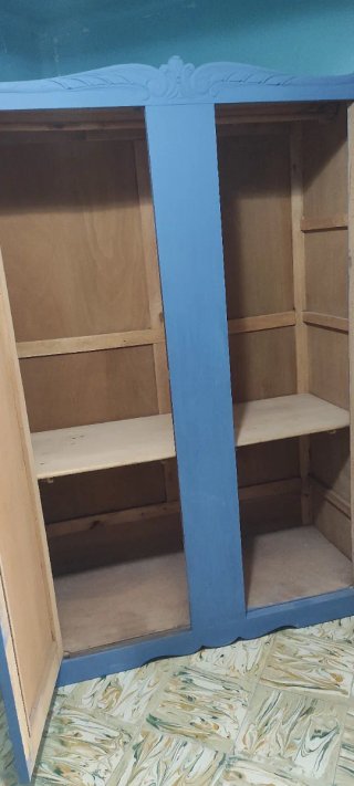 Armario antiguo azul con puertas de espejo