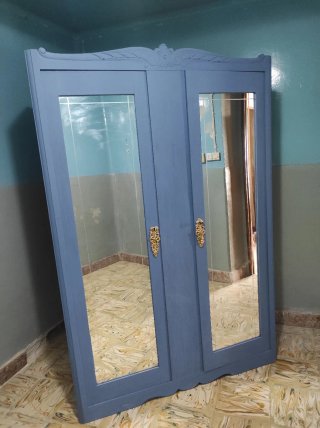 Armario antiguo azul con puertas de espejo