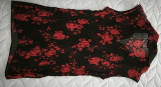 Blusa transparente floral negra y roja