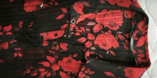 Blusa transparente floral negra y roja