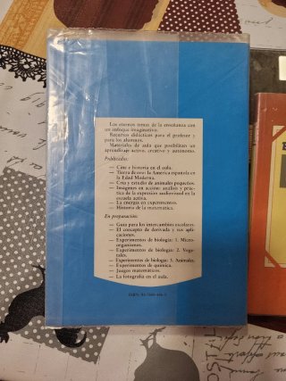 Libros de matemáticas y economía.