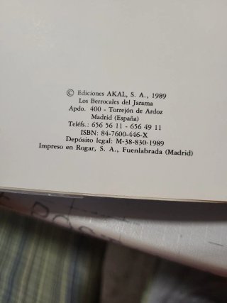 Libros de matemáticas y economía.