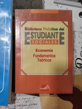 Libros de matemáticas y economía.
