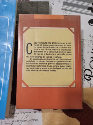 Libros de matemáticas y economía.