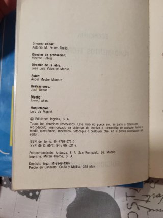 Libros de matemáticas y economía.