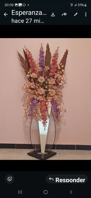 Macetero con flores artificiales