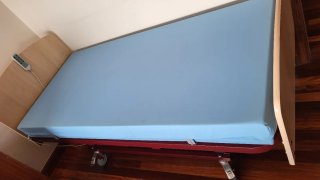 Cama geriátrica eléctr., con colchón y barandillas