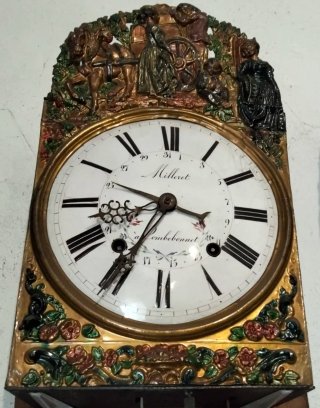 Reloj de péndulo antiguo decorado