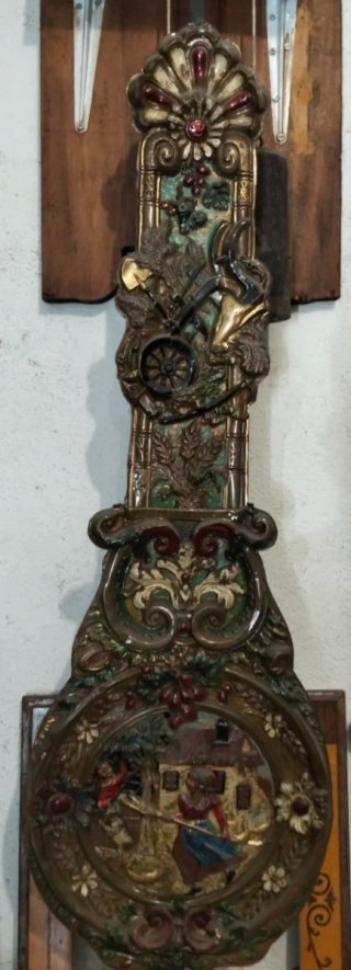 Reloj de péndulo antiguo decorado