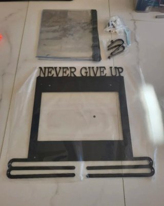 Colgador Medallas Never Give Up + Portafotos