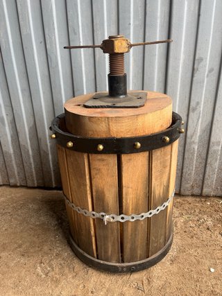 Prensa de vino antigua de madera
