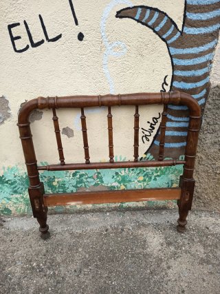 Dos cabezales de cama antiguos madera