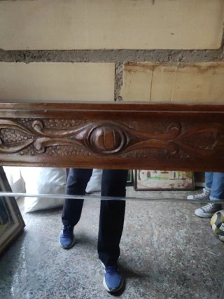 Espejo de madera con marco tallado