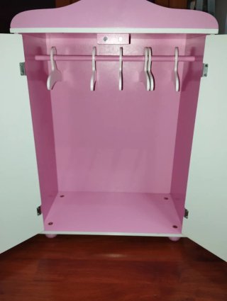 Armario para muñecas rosa y blanco