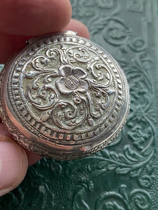 Preciosa caja antigua plata labrada 1890