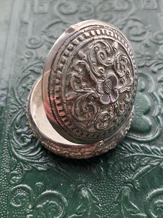 Preciosa caja antigua plata labrada 1890