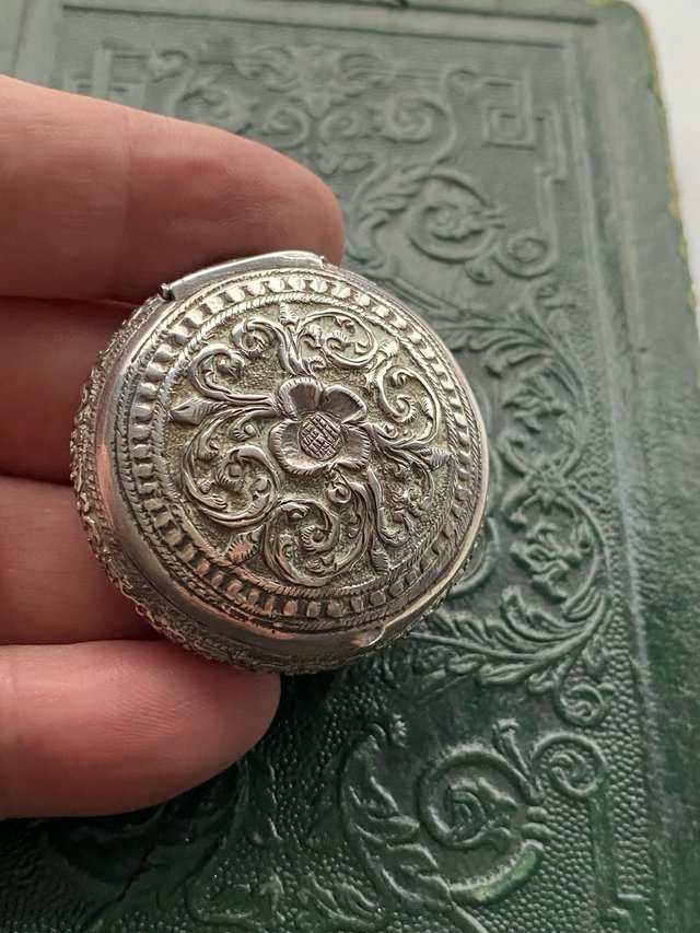 Preciosa caja antigua plata labrada 1890