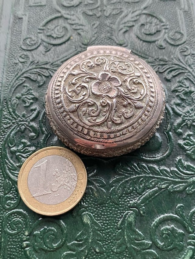Preciosa caja antigua plata labrada 1890