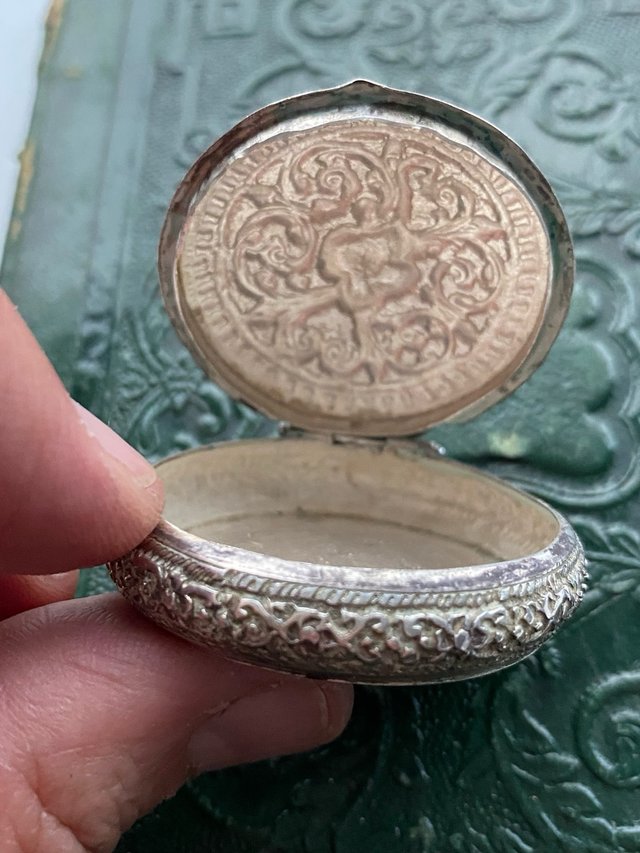Preciosa caja antigua plata labrada 1890