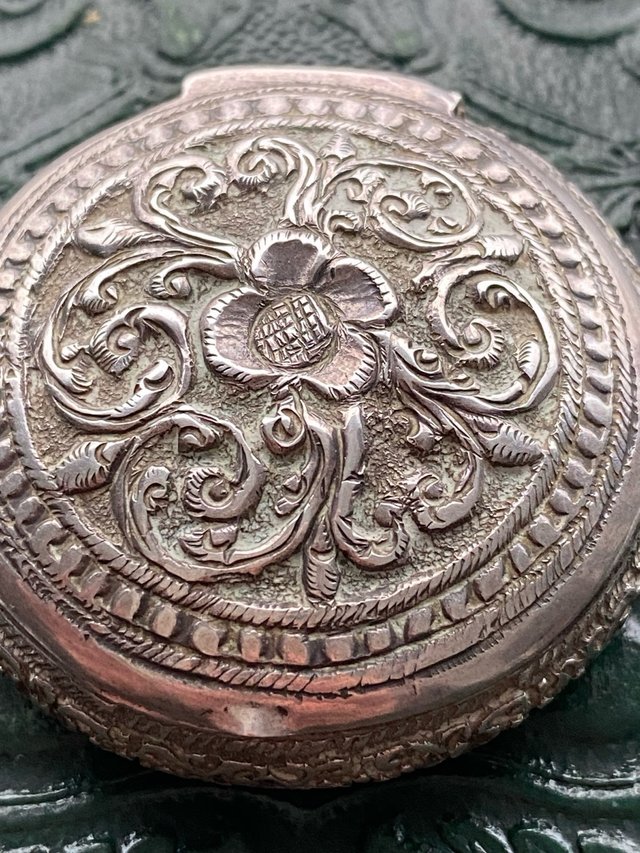 Preciosa caja antigua plata labrada 1890