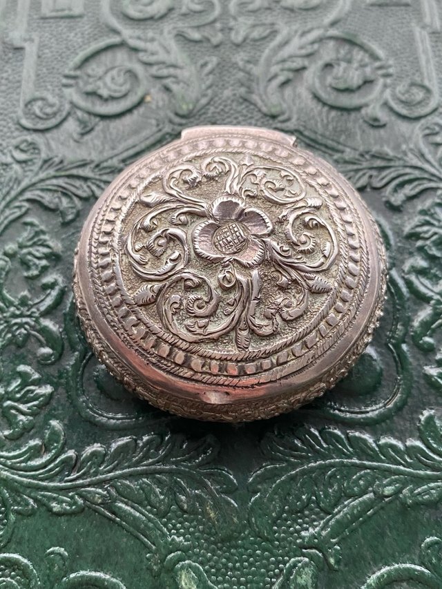 Preciosa caja antigua plata labrada 1890
