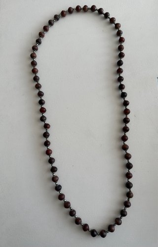 Collar largo bolas resina marrón Parfois